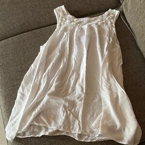 Gently Loved Elegant White Sleeveless Maternity Crochet Top by Liz Lange